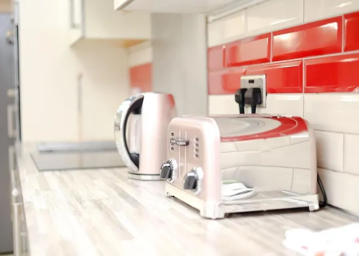 아파트 Cozy Place In Salford, Sleeps 8, 4 Bedroom, 5 Beds