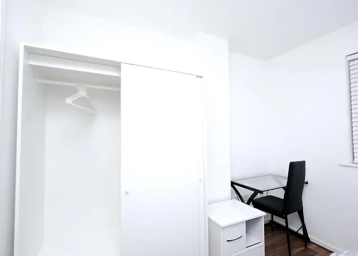 Cozy Place In Salford, Sleeps 8, 4 Bedroom, 5 Beds Apartament *