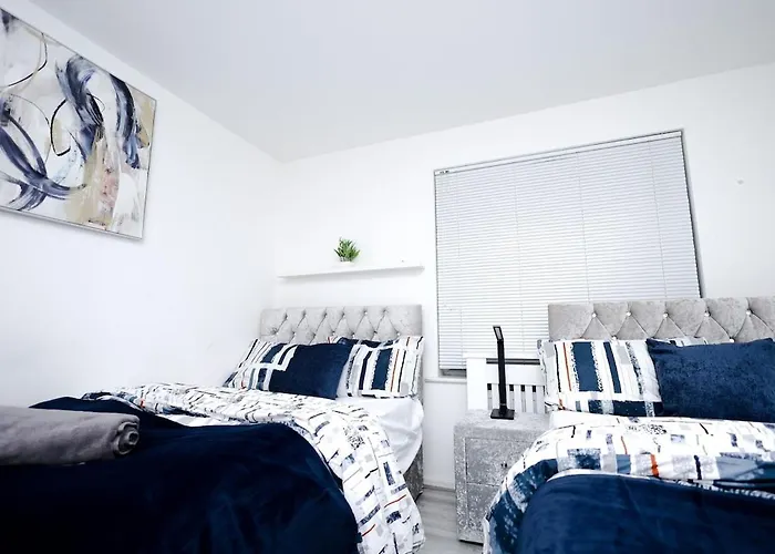 Cozy Place In Salford, Sleeps 8, 4 Bedroom, 5 Beds *