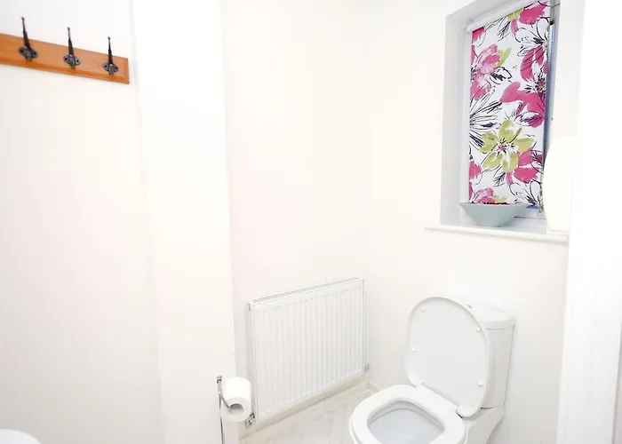 Cozy Place In Salford, Sleeps 8, 4 Bedroom, 5 Beds 맨체스터