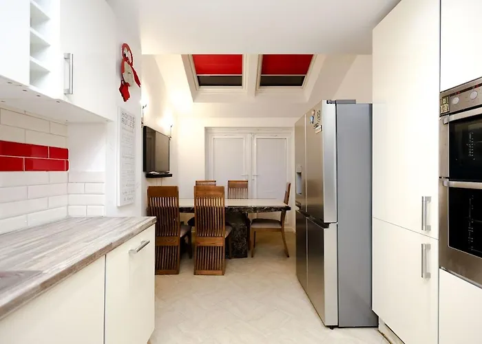 Cozy Place In Salford, Sleeps 8, 4 Bedroom, 5 Beds