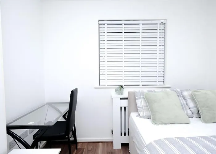 Cozy Place In Salford, Sleeps 8, 4 Bedroom, 5 Beds Apartament