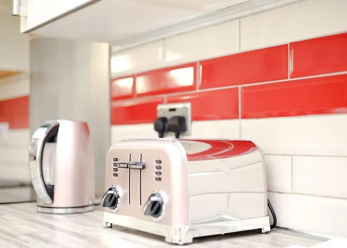 아파트 Cozy Place In Salford, Sleeps 8, 4 Bedroom, 5 Beds