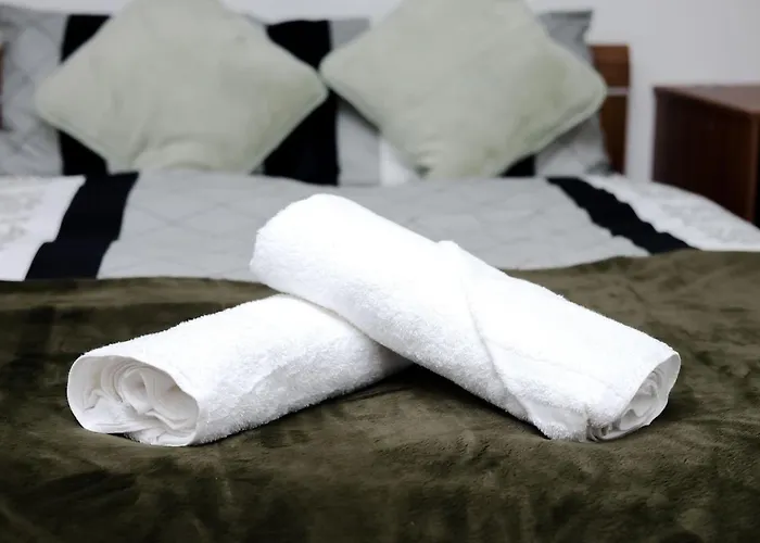 Cozy Place In Salford, Sleeps 8, 4 Bedroom, 5 Beds *