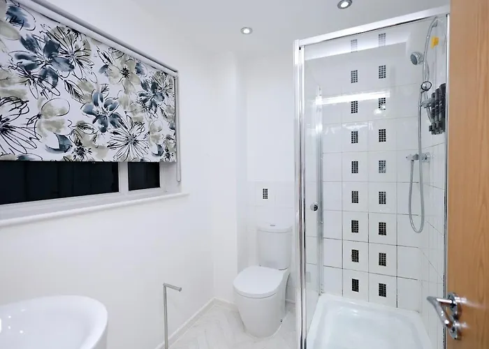 Cozy Place In Salford, Sleeps 8, 4 Bedroom, 5 Beds