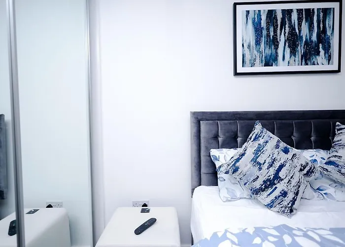 Cozy Place In Salford, Sleeps 8, 4 Bedroom, 5 Beds 아파트