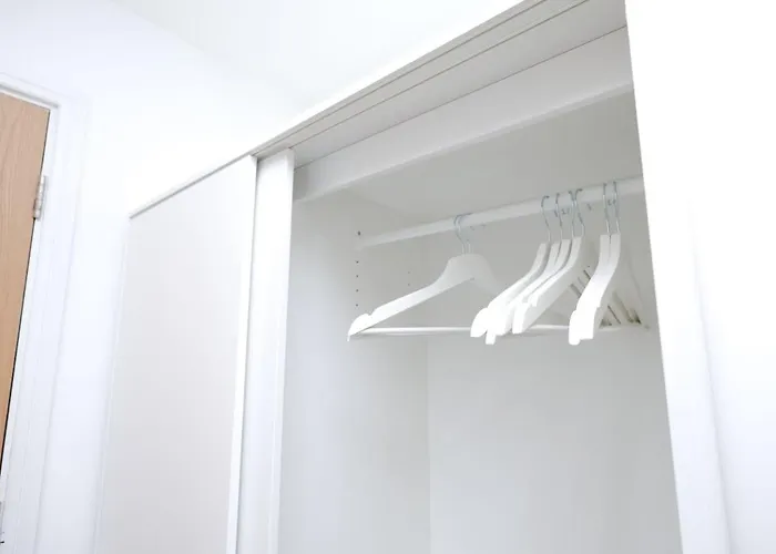 Cozy Place In Salford, Sleeps 8, 4 Bedroom, 5 Beds 아파트 *