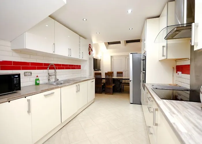 Cozy Place In Salford, Sleeps 8, 4 Bedroom, 5 Beds *