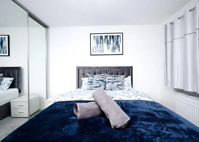 Cozy Place In Salford, Sleeps 8, 4 Bedroom, 5 Beds Manchester