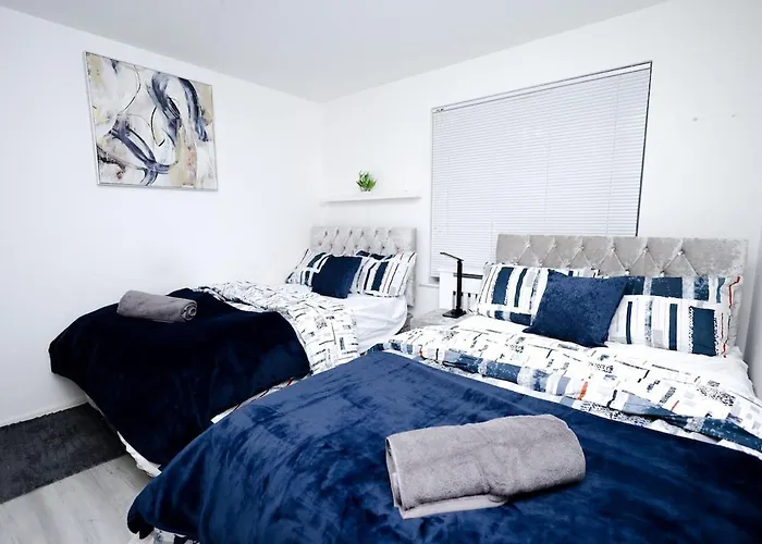 Cozy Place In Salford, Sleeps 8, 4 Bedroom, 5 Beds