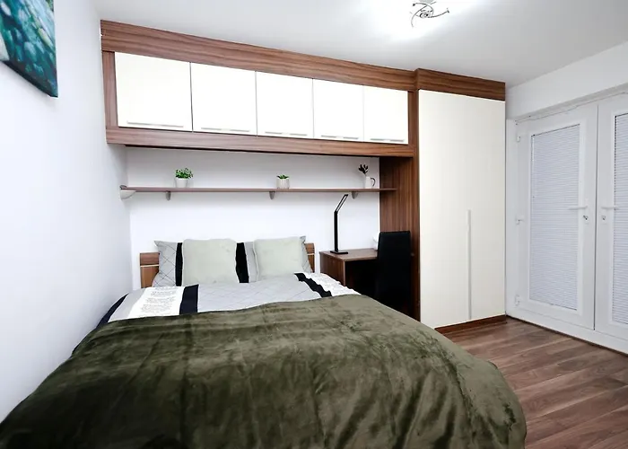 Cozy Place In Salford, Sleeps 8, 4 Bedroom, 5 Beds Apartament *