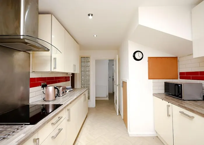 아파트 Cozy Place In Salford, Sleeps 8, 4 Bedroom, 5 Beds *