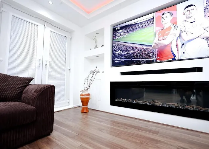 Cozy Place In Salford, Sleeps 8, 4 Bedroom, 5 Beds 아파트 맨체스터