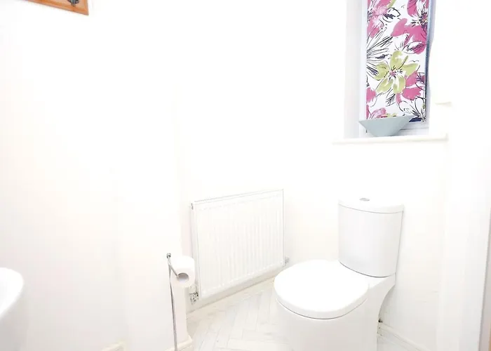 아파트 Cozy Place In Salford, Sleeps 8, 4 Bedroom, 5 Beds