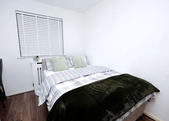 Apartament Cozy Place In Salford, Sleeps 8, 4 Bedroom, 5 Beds *