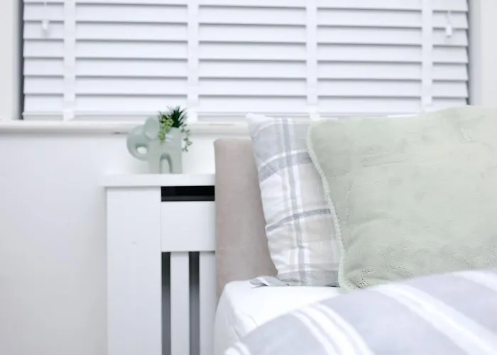 Cozy Place In Salford, Sleeps 8, 4 Bedroom, 5 Beds *