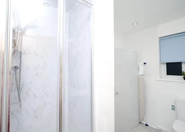 Cozy Place In Salford, Sleeps 8, 4 Bedroom, 5 Beds * 맨체스터