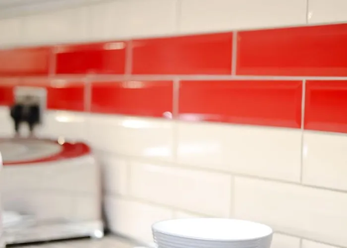 Cozy Place In Salford, Sleeps 8, 4 Bedroom, 5 Beds