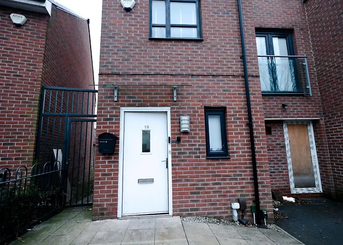 Cozy Place In Salford, Sleeps 8, 4 Bedroom, 5 Beds