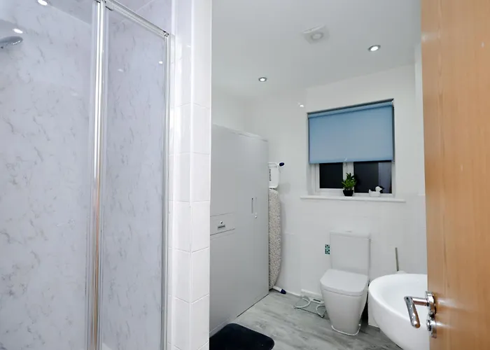 Cozy Place In Salford, Sleeps 8, 4 Bedroom, 5 Beds Manchester