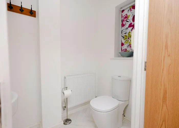 Cozy Place In Salford, Sleeps 8, 4 Bedroom, 5 Beds