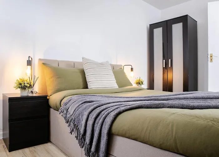 Cozy Next To Ao Arena With Free Parking Apartament *