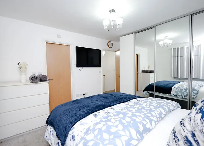 Cozy Place In Salford, Sleeps 8, 4 Bedroom, 5 Beds *