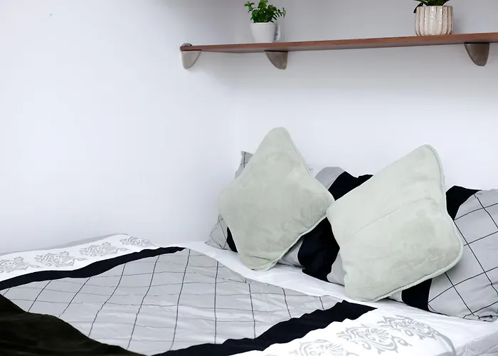 Cozy Place In Salford, Sleeps 8, 4 Bedroom, 5 Beds * 맨체스터