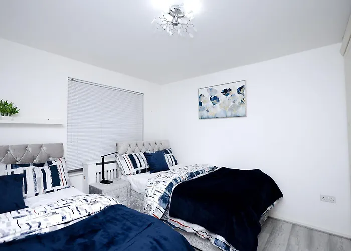 Cozy Place In Salford, Sleeps 8, 4 Bedroom, 5 Beds 아파트 맨체스터