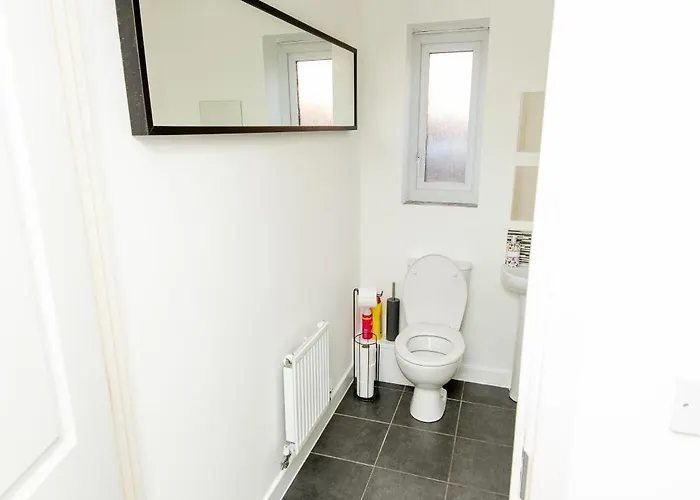 Cityside Deluxe - 3 Bedroom House Great For Family With Free Parking & Garden Apartment