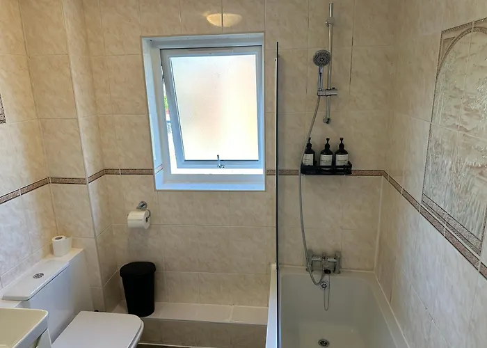 Pool&tennis Table - Up To 40 Percent Off Old Trafford 3 Bed Casa de Férias Manchester