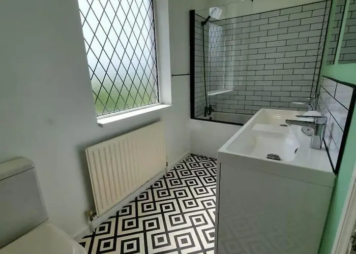 Near Centre Sleeps 11, 4-spacious Bed Rooms,2-lounges 2-toilets 1-kitchen Ideal Familys&groups * Manchester