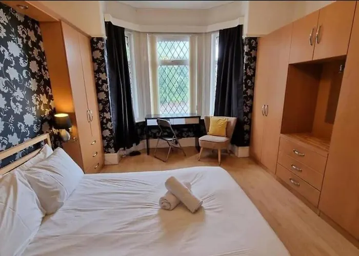 Near Centre Sleeps 11, 4-spacious Bed Rooms,2-lounges 2-toilets 1-kitchen Ideal Familys&groups Tatil Evi Manchester