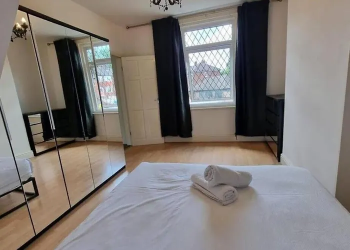 Near Centre Sleeps 11, 4-spacious Bed Rooms,2-lounges 2-toilets 1-kitchen Ideal Familys&groups