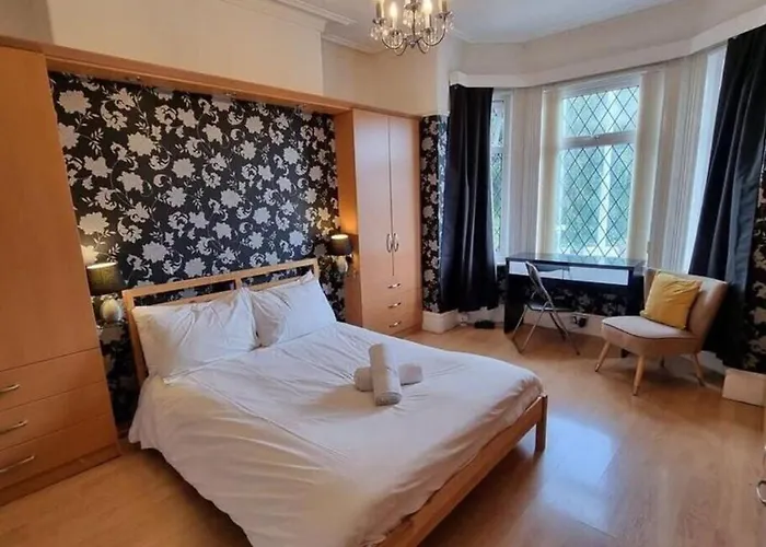 Сasa de vacaciones Near Centre Sleeps 11, 4-spacious Bed Rooms,2-lounges 2-toilets 1-kitchen Ideal Familys&groups *