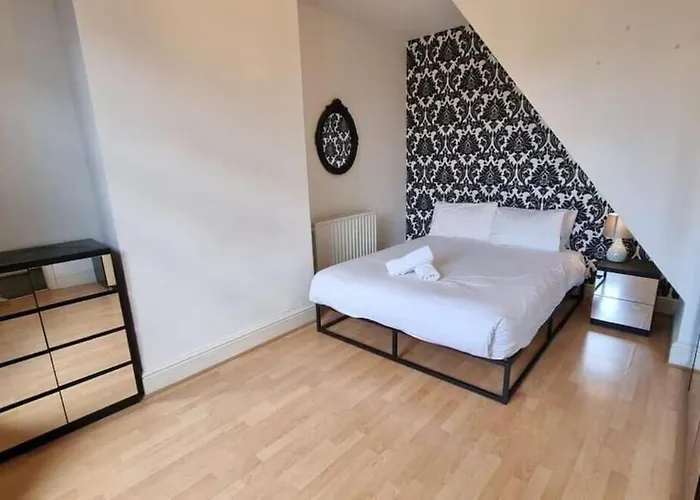 Near Mancity-center Sleeps11-4bigbedrooms,2xxl Lounges-2toillets-1xl Kitchen For Big Groups Сasa de vacaciones