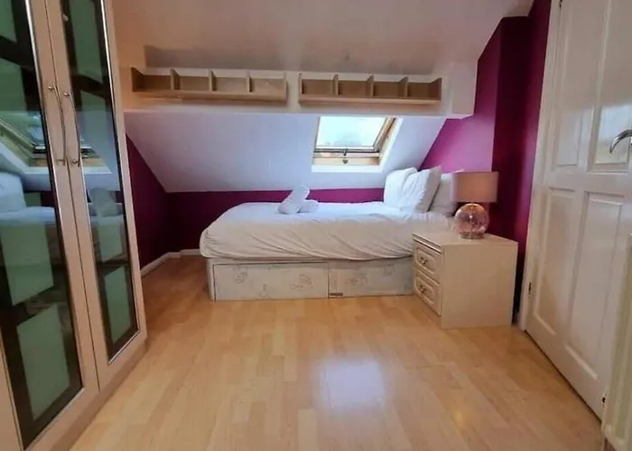 Near Mancity-center Sleeps11-4bigbedrooms,2xxl Lounges-2toillets-1xl Kitchen For Big Groups Сasa de vacaciones *