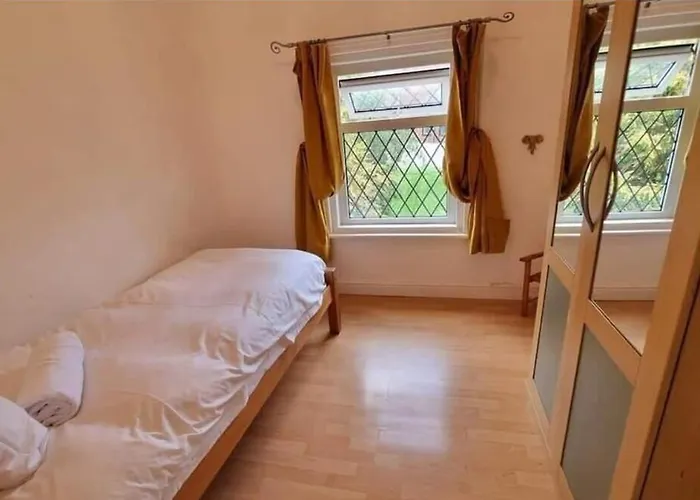 بيت للعطل Near Centre Sleeps 11, 4-spacious Bed Rooms,2-lounges 2-toilets 1-kitchen Ideal Familys&groups مانشستر