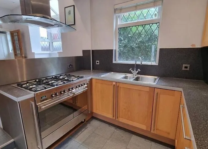 بيت للعطل Near Centre Sleeps 11, 4-spacious Bed Rooms,2-lounges 2-toilets 1-kitchen Ideal Familys&groups