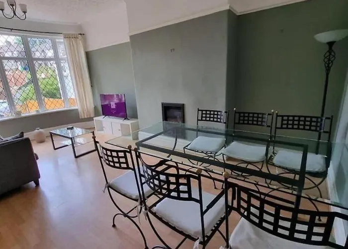 Сasa de vacaciones Near Mancity-center Sleeps11-4bigbedrooms,2xxl Lounges-2toillets-1xl Kitchen For Big Groups *