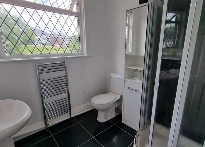 Сasa de vacaciones Near Mancity-center Sleeps11-4bigbedrooms,2xxl Lounges-2toillets-1xl Kitchen For Big Groups Mánchester