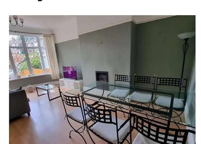 Near Mancity-center Sleeps11-4bigbedrooms,2xxl Lounges-2toillets-1xl Kitchen For Big Groups