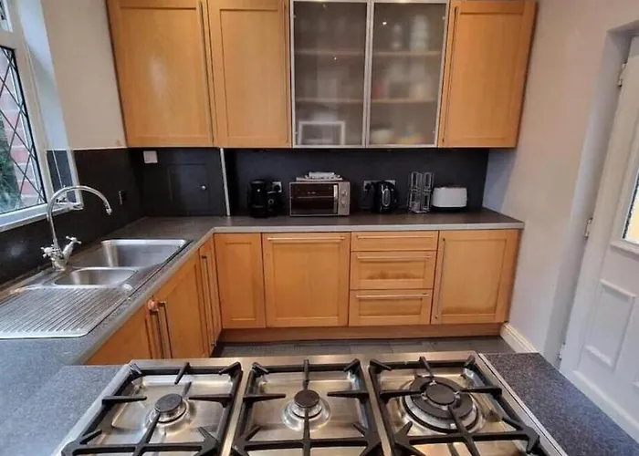 Near Centre Sleeps 11, 4-spacious Bed Rooms,2-lounges 2-toilets 1-kitchen Ideal Familys&groups * مانشستر