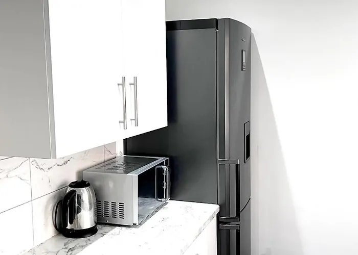 Luxury Spacious 4 Bedroom House - Free Parking - 5 Mins From Centre