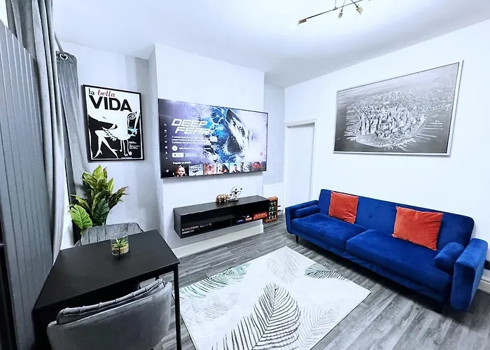 Luxury Spacious 4 Bedroom House - Free Parking - 5 Mins From Centre *