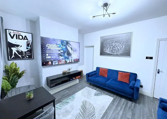 Luxury Spacious 4 Bedroom House - Free Parking - 5 Mins From Centre Apartamento