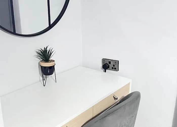 Luxury Spacious 4 Bedroom House - Free Parking - 5 Mins From Centre *