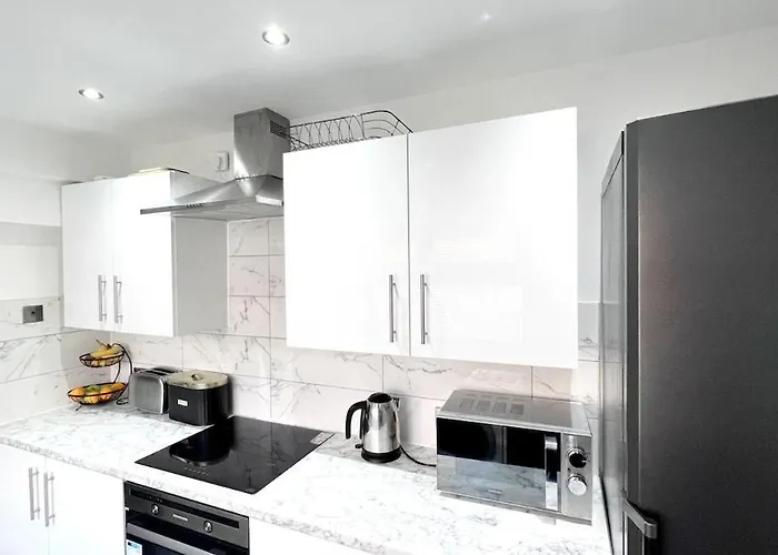 Apartamento Luxury Spacious 4 Bedroom House - Free Parking - 5 Mins From Centre