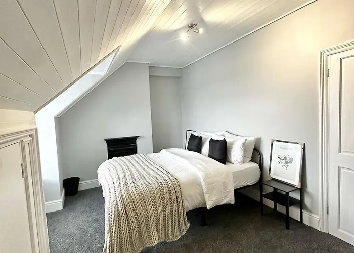 Large 5-bedroom House In Salford-free Parking-sleeps 10 Hébergement de vacances Manchester