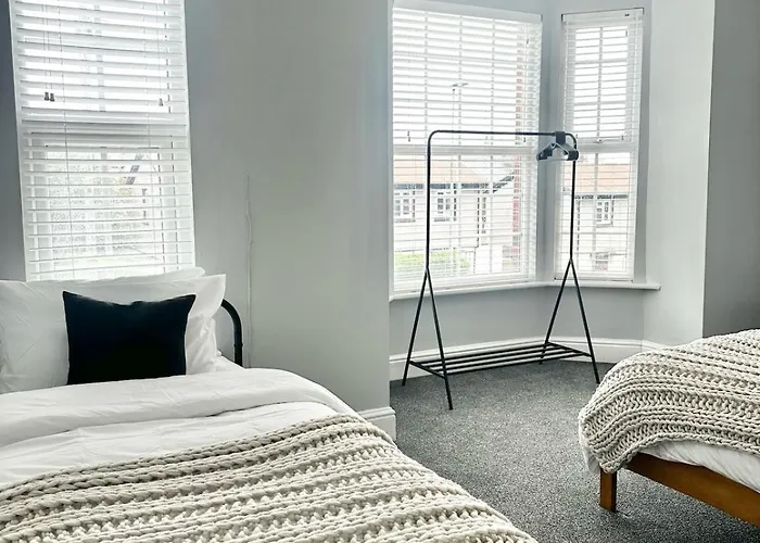 Large 5-bedroom House In Salford-free Parking-sleeps 10 펜션